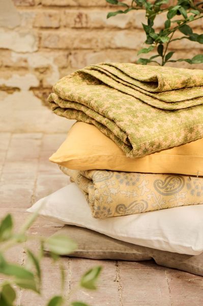 Ib Laursen quilt Sart gul med offwhite og gr&aring;tt m&oslash;nster