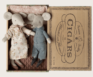 Hovedbilde Maileg Grandma and Grandpa mice in cigarbox