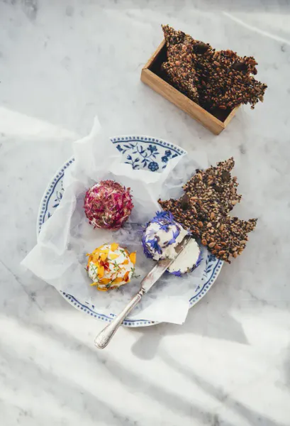 Flowers on a Plate, Ina Niiniketo