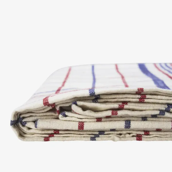 Duk hvit med r&oslash;de og bl&aring; kj&oslash;kkenruter